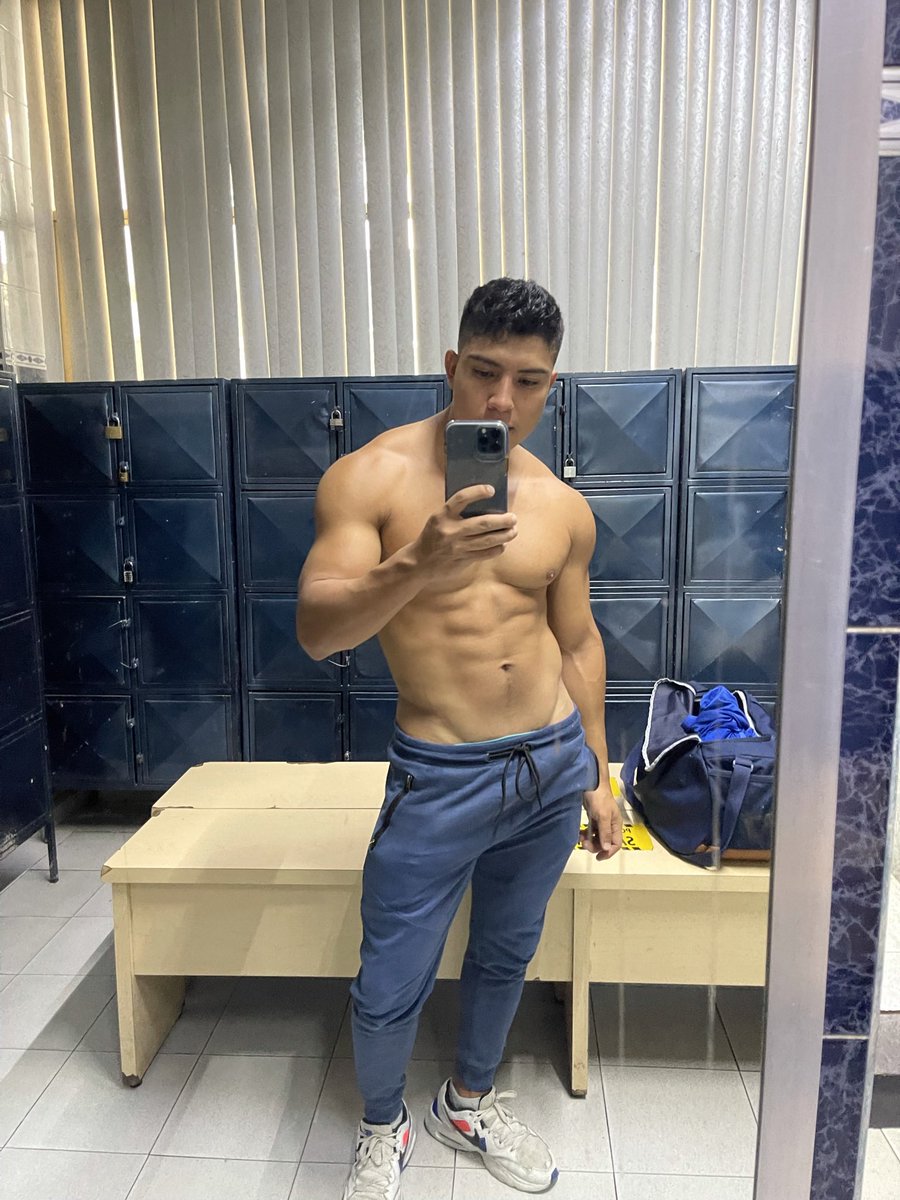 alex_uri13's tweet photo. En el gym //// en la cama https://t.co/y6XCxIQ5AD
