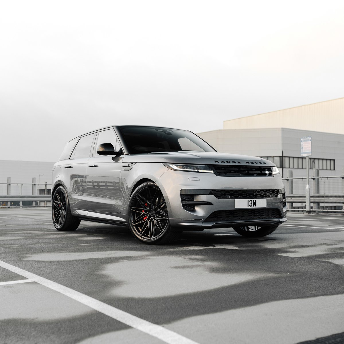 VOSSEN_JAPAN's tweet photo. LAND ROVER RANGE ROVER x HYBRID FORGED SERIES: HF-7
F : 24x10 / R : 24x10
インセット、P.C.D、ハブ径、カラー(5色)のオーダーがアップチャージ無しで可能です。ハブ径も車種専用にすることで精度の高い車両への取り付けが可能。
#VOSSEN #VOSSENJAPAN
#LANDROVER #RANGEROVER #SVR #HF7 https://t.co/Sf09dkoIn9