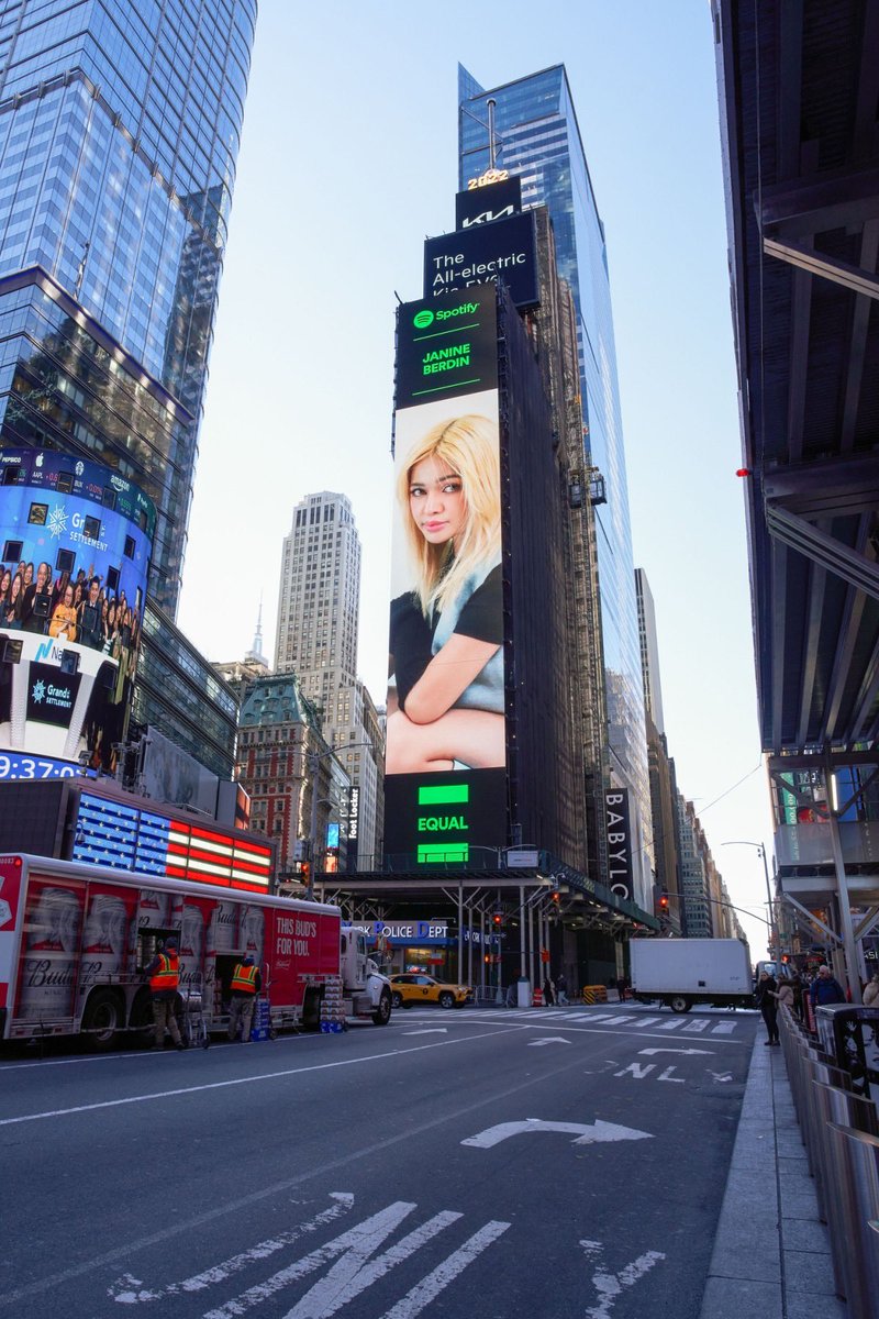 DAKO KAAYO AKONG NANWG IN NEW YORK TIMES SQUAREEEEEEEE WATAFAAAKKKKKK SALAMAT GOD