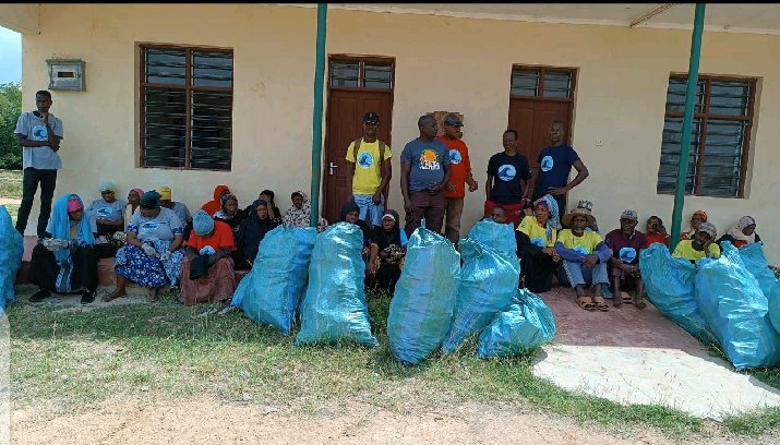 @ACEFngo will not stop until we alleviate the plastic pollution crisis!

Plastic pollution in Vanga, Kenya is a threat to human & aquatic organisms.  Yesterday, @ACEFngo collected plastic waste at the Vanga beach to ensure that the environment is safe for humans and other species