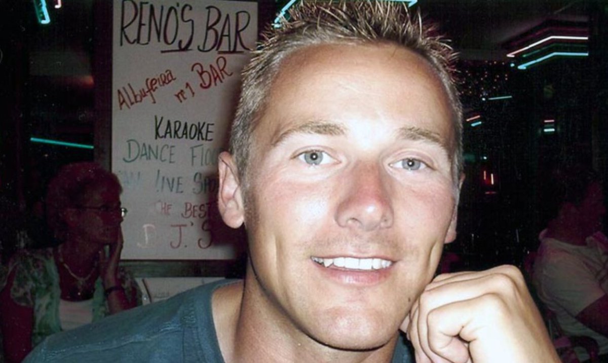 KeyserSosse's tweet photo. 21st December, 2008

Corporal Robert Deering RM, aged 33 from Solihull, and of the Commando Logistic Regiment, Royal Marines, was killed by an IED blast, whilst assessing an earlier IED blast, near Lashkar Gah, Helmand Province, Afghanistan 

Lest we Forget this brave man 🏴󠁧󠁢󠁥󠁮󠁧󠁿 🇬🇧 https://t.co/6YxVa2PJWk
