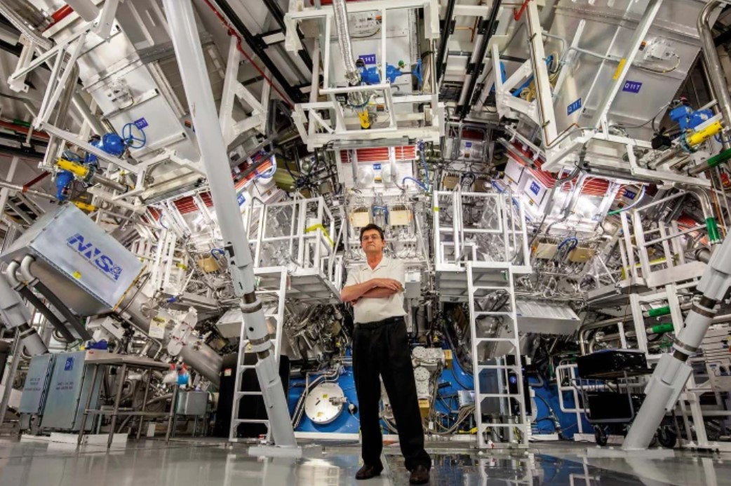 DavidPile1's tweet photo. In the wake of @lasers_llnl fusion ignition news, check out an interview I did ~12 months ago with @laserdriver (NIF's operations manager). He predicted fusion ignition in 6-12 months, &amp; we delved into the optics involved.

https://t.co/0NIt37cmuo https://t.co/e5SfUB2y2s