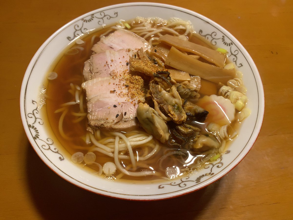 SinSt41's tweet photo. 自作の牡蠣ダシラーメンを食べて満足した後の、ドーナツ+ブルーチーズ+烏龍茶という、グローバルな食生活。
それにしても、水出しした牡蠣煮干し+羅臼昆布+伊吹いりこのスープに牡蠣醤油,煮干し酢(出来れば牡蠣酢)を合わせ、柚子七味を振ったコイツは良かった！ https://t.co/jzyxZkeeP4