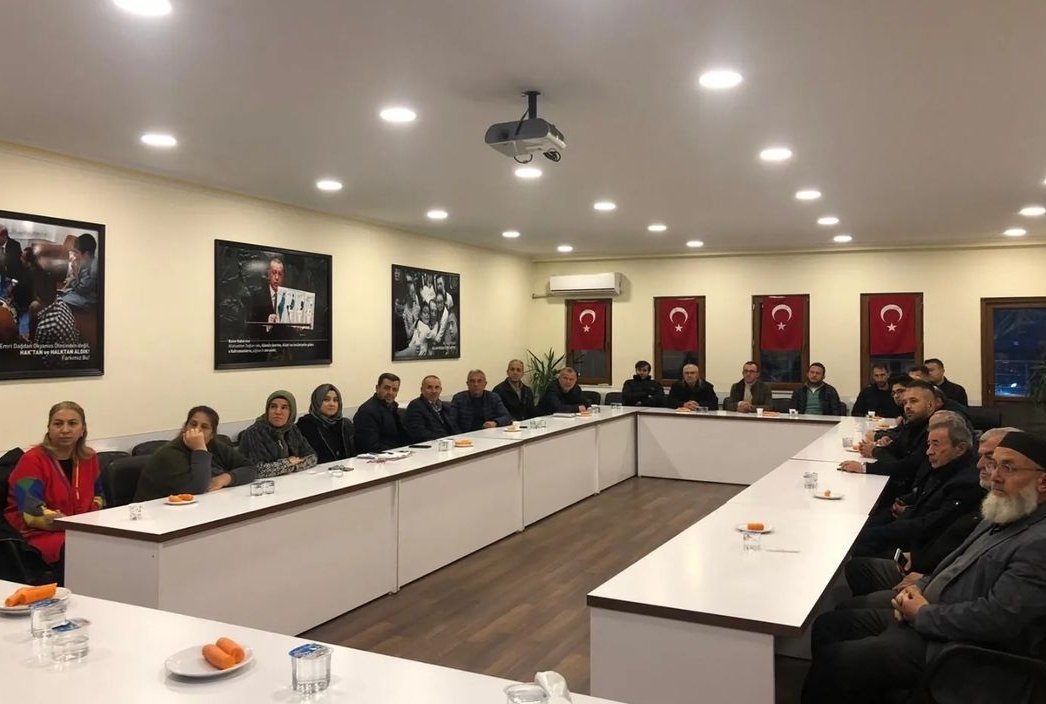 YigitTunahan's tweet photo. AK Parti Beypazarı İlçe Yönetim Kurulu üyelerine vakıf çalışmalarımız hakkında sunum yaptık. Misafir perverliğinden dolayı İlçe Başkanımız Mehmet Gökgöz ve Yönetim kurulu üyelerine teşekkür ederim.
#ihh
#ihhankara
#ihhbeypazarı https://t.co/HmnquhtD8O