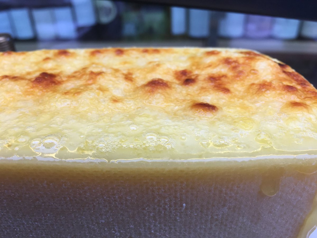 kaesekommissar's tweet photo. Bestelldeadline (Österreich) für den Silversterkäs ist Dienstag, der 27.12. 
Runder Vorarlberger Raclette? Eckiger Schweizer Raclette? Oder eine Bergfichte von Willi Schmid aus dem Ofen? Alles auf https://t.co/JmTKa15V9H zu finden 🙂 https://t.co/CRfiQ9aNlD
