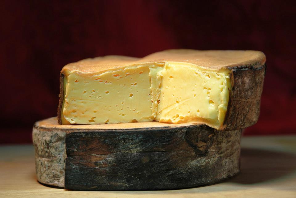 kaesekommissar's tweet photo. Bestelldeadline (Österreich) für den Silversterkäs ist Dienstag, der 27.12. 
Runder Vorarlberger Raclette? Eckiger Schweizer Raclette? Oder eine Bergfichte von Willi Schmid aus dem Ofen? Alles auf https://t.co/JmTKa15V9H zu finden 🙂 https://t.co/CRfiQ9aNlD