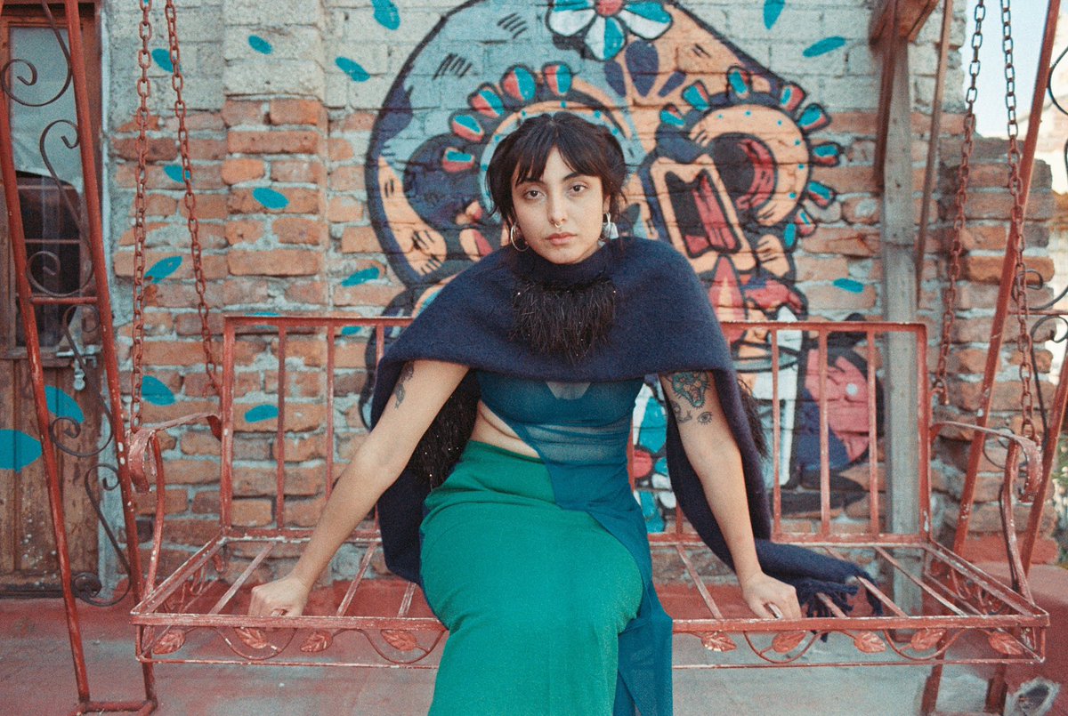 xotohechoenmx's tweet photo. #look7 #lookbook #fw22 #madeinmexico #hechoenmexico 🇲🇽
Mariana Villalobos wears asymmetric mesh top, two tone cotton long skirt and scarf of synthetic wool with fluffy circular applications.
📸 X @doncharlesmx https://t.co/QliVIbBA0H