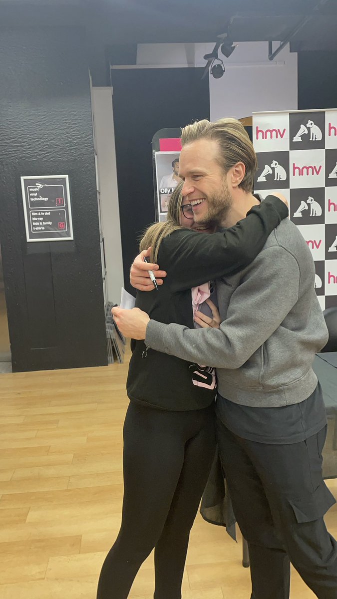 MollyGibbs2007's tweet photo. @ollymurs Was great meeting you 8 years of dreaming came true hope you liked your letter ❤️ https://t.co/9dTVJiE4ZR