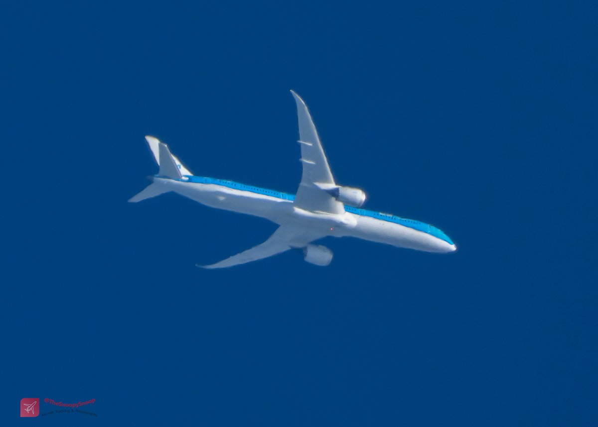 TheSnoopySnoop's tweet photo. 6 month old Boeing B787-10 Dreamliner passing overhead at 38,000ft (7.2miles).
I could almost catch the new-plane smell 🤣

#KL602 🇳🇱 KLM, PH-BKL heading LAX/AMS

#AvGeek #Planespotting #aviation #aviationphotography @KLM https://t.co/PtYeXGZ0rT