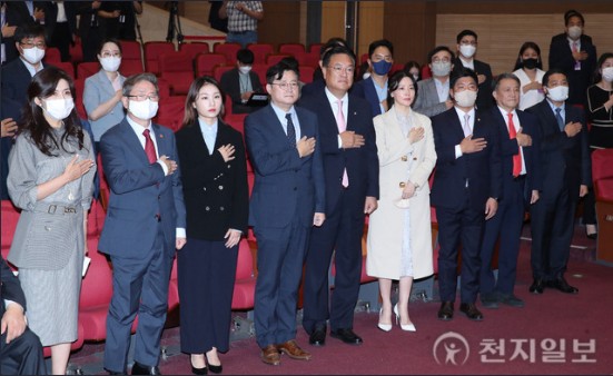 영애아~ 그냥 너가 정치를해라~ ㅉㅉ