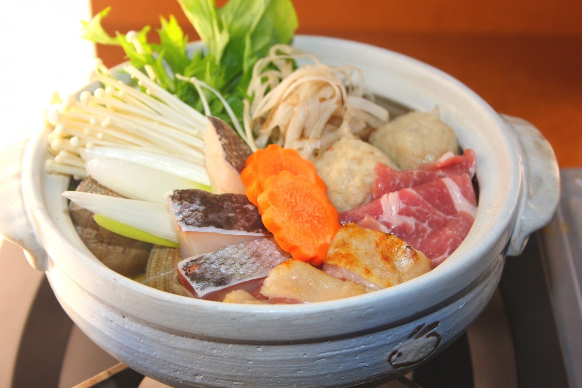 EmbassyJapanNL's tweet photo. When it's freezing ❄️ outside, warming up with some tasty nabemono #鍋物 is the solution! 🍲 #Nabemono are dishes where the ingredients are cooked and/or served in a warm broth, also known as '#hotpot'. There are endless variations and each region has its own specialty! 🥢 https://t.co/a2IqCsqR5C