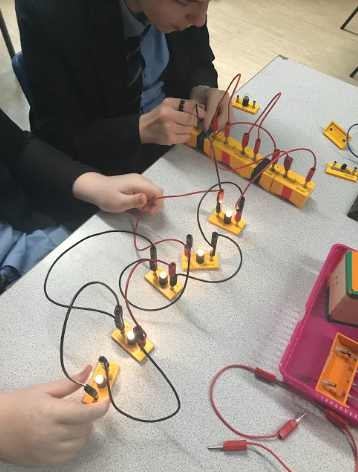 MissBackhouse1's tweet photo. My single applied class used problem solving skills to investigate Christmas lights today. We learnt why parallel circuits are better for lights than series circuits! @BassalegSciTech @BassalegSchool1 🎄💡🔋 https://t.co/fSulArJBTe