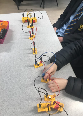 MissBackhouse1's tweet photo. My single applied class used problem solving skills to investigate Christmas lights today. We learnt why parallel circuits are better for lights than series circuits! @BassalegSciTech @BassalegSchool1 🎄💡🔋 https://t.co/fSulArJBTe
