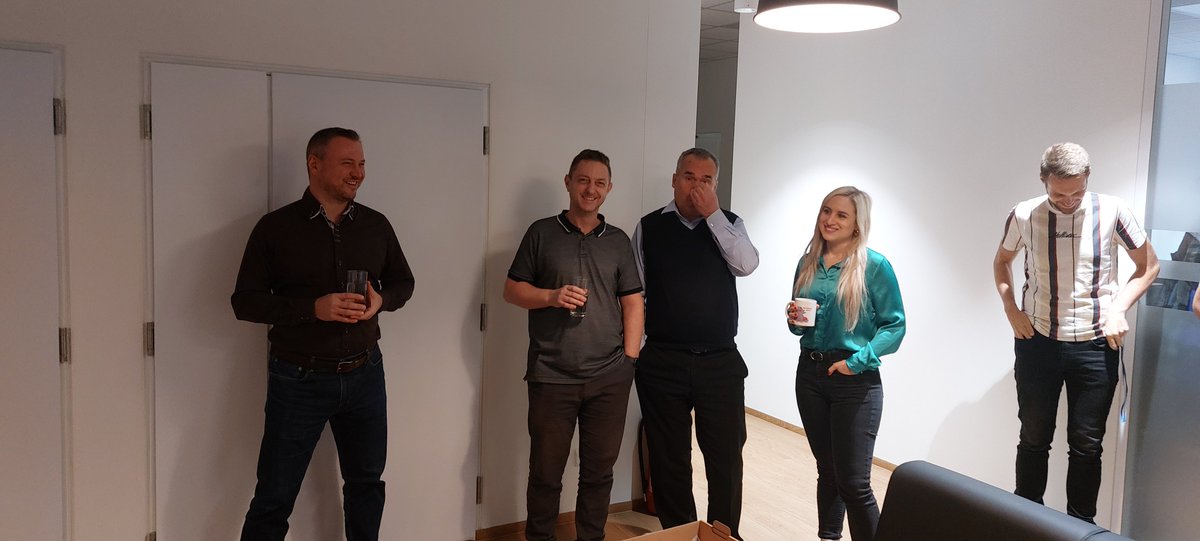 EDITELCZ's tweet photo. Než se všichni rozutečeme na vánoční svátky, uspořádali jsme pro kolegyně a kolegy firemní snídani. Perfektní začátek pracovního dne 🎁 https://t.co/soC1bN9TVK