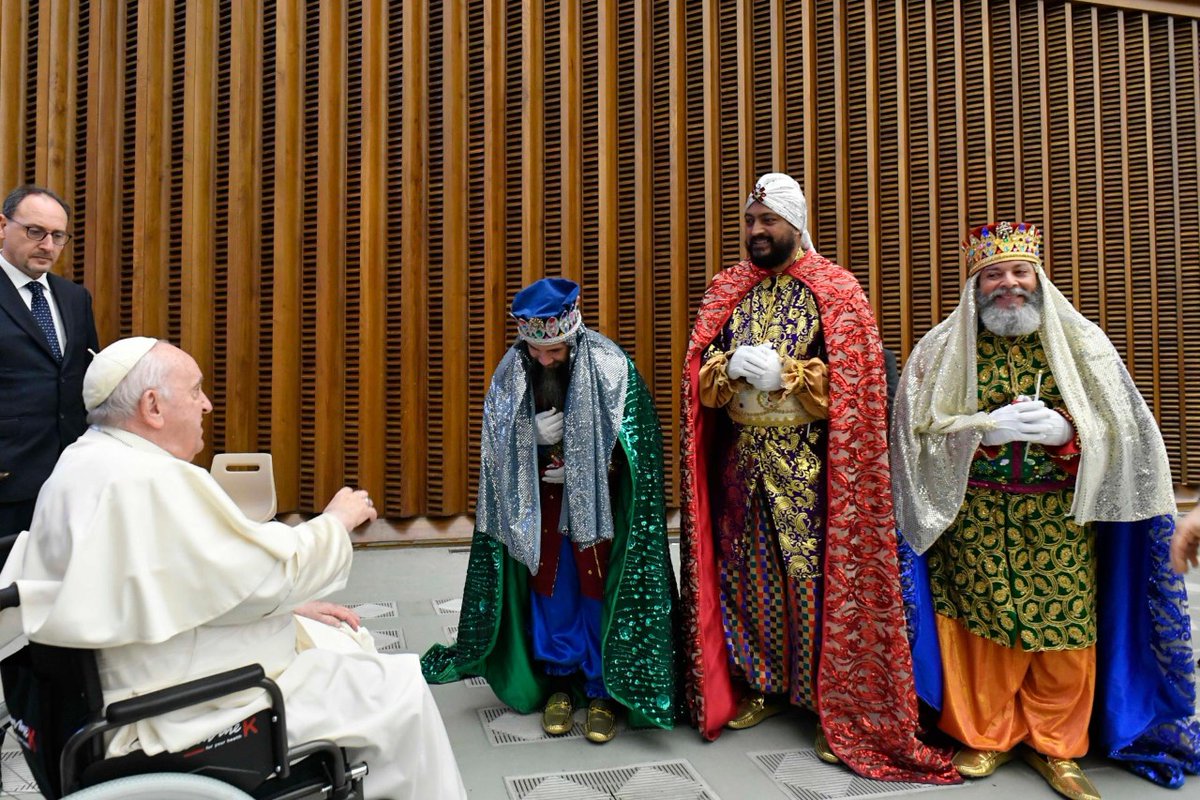 VaticanNews's tweet photo. Special guests made an appearance at today’s #GeneralAudience - the Three Magi ! https://t.co/P3mprGKbFE