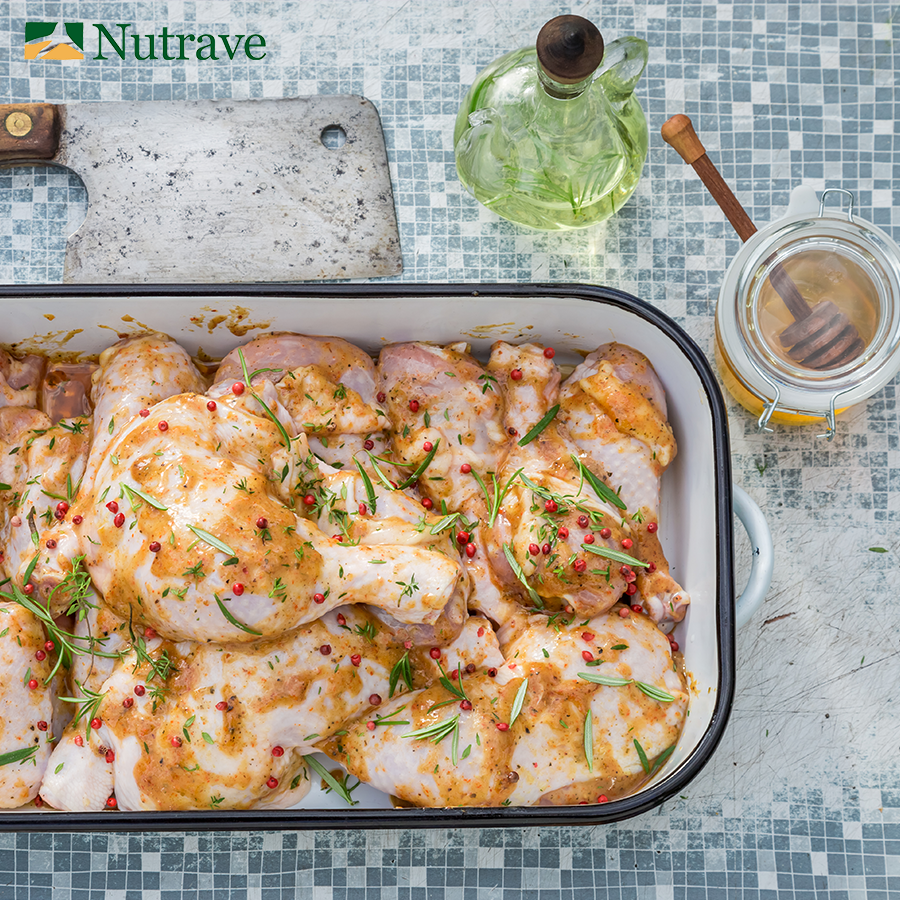 🍯 La #miel tiene propiedades antiinflamatorias y antioxidantes.¡Y es excelente para realizar marinados! 
🍗🌿 Puedes mezclar miel con romero y pimienta y rebozar tus muslitos de #pollo Nutrave en ella. Después de reposar unas horas, mételos al horno. ¡Verás qué sabor! 😋
