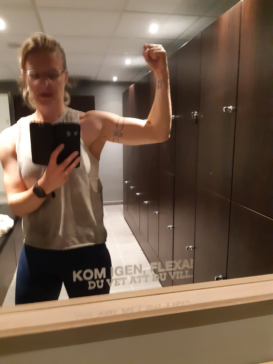 LionessUnltd's tweet photo. @naomimolly Vad skönt att ha en mindre att vara sexig för. https://t.co/r0SoBO0xCs
