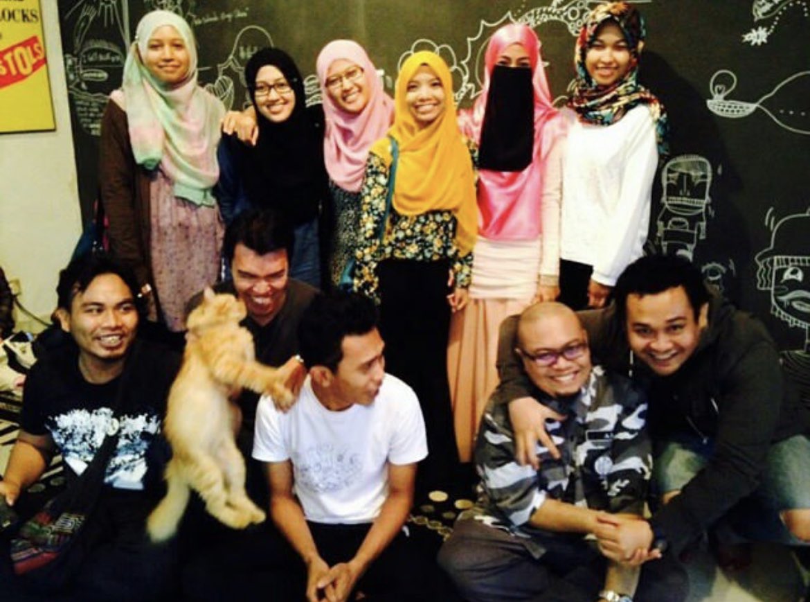 Penasipenyair's tweet photo. Selamat jalan komrad @ai_square kau suka happy ramai ramai, sedih sorang sorang. Kau spektakular azhar! Terbang dan hinggaplah dipohon pohon abadi. Kami pasti akan rindu. Al Fatiha ❤️ https://t.co/vAe4jWqLgF