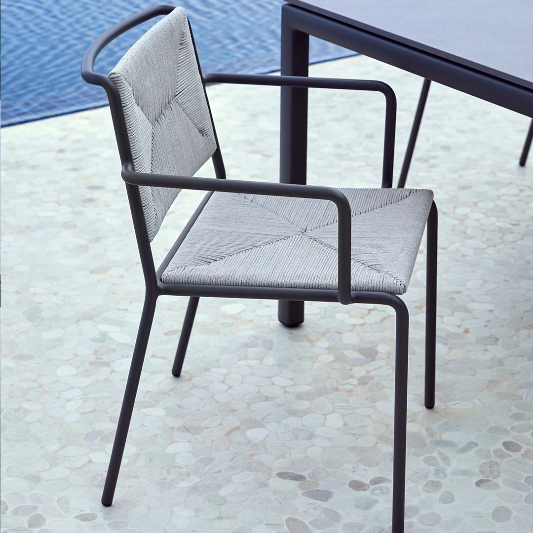 Point1920's tweet photo. #POINTcollections #Summer by Christophe Pillet.

El protagonismo de la colección –compuesta por una silla y una butaca con brazos para el comedor– lo toma el trenzado de la cuerda, con el que se ha buscado rendir un homenaje a la artesanía. 
#PointOutdoorLiving #MueblesExterior https://t.co/fYaKH64eVG