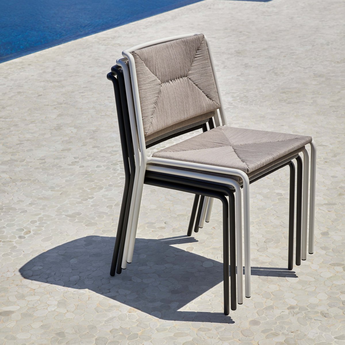 Point1920's tweet photo. #POINTcollections #Summer by Christophe Pillet.

El protagonismo de la colección –compuesta por una silla y una butaca con brazos para el comedor– lo toma el trenzado de la cuerda, con el que se ha buscado rendir un homenaje a la artesanía. 
#PointOutdoorLiving #MueblesExterior https://t.co/fYaKH64eVG