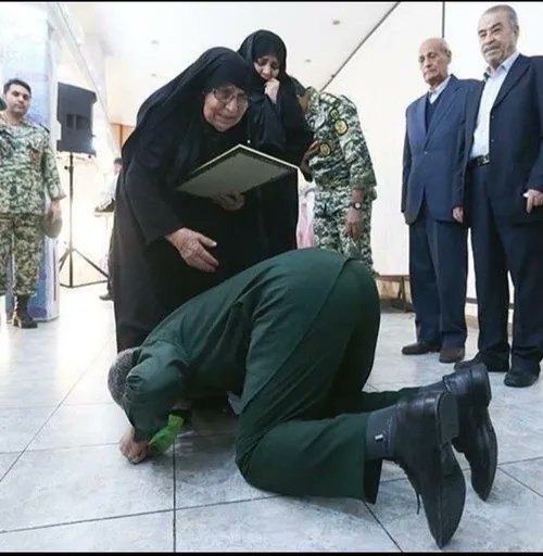 Abshar_Tasnim2's tweet photo. A high-ranking Iranian general kisses the shoe of an Iranian martyr's mother, as a sign of respect and humility.

Women in Iran have such status, then the US government expelled Iran from the "Commission on the status of women" in the UN by lobbying.
1/2 https://t.co/DwqX3SkG0l