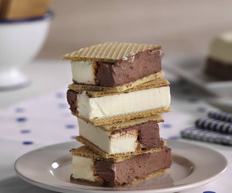 YofuiaEGB's tweet photo. LA RAE ha incorporado la acepción de la palabra corte como: "trozo de helado que se corta de una barra y se come entre dos galletas", al nuevo Diccionario de la lengua española. Ya era hora. https://t.co/PcNO4ESQYA