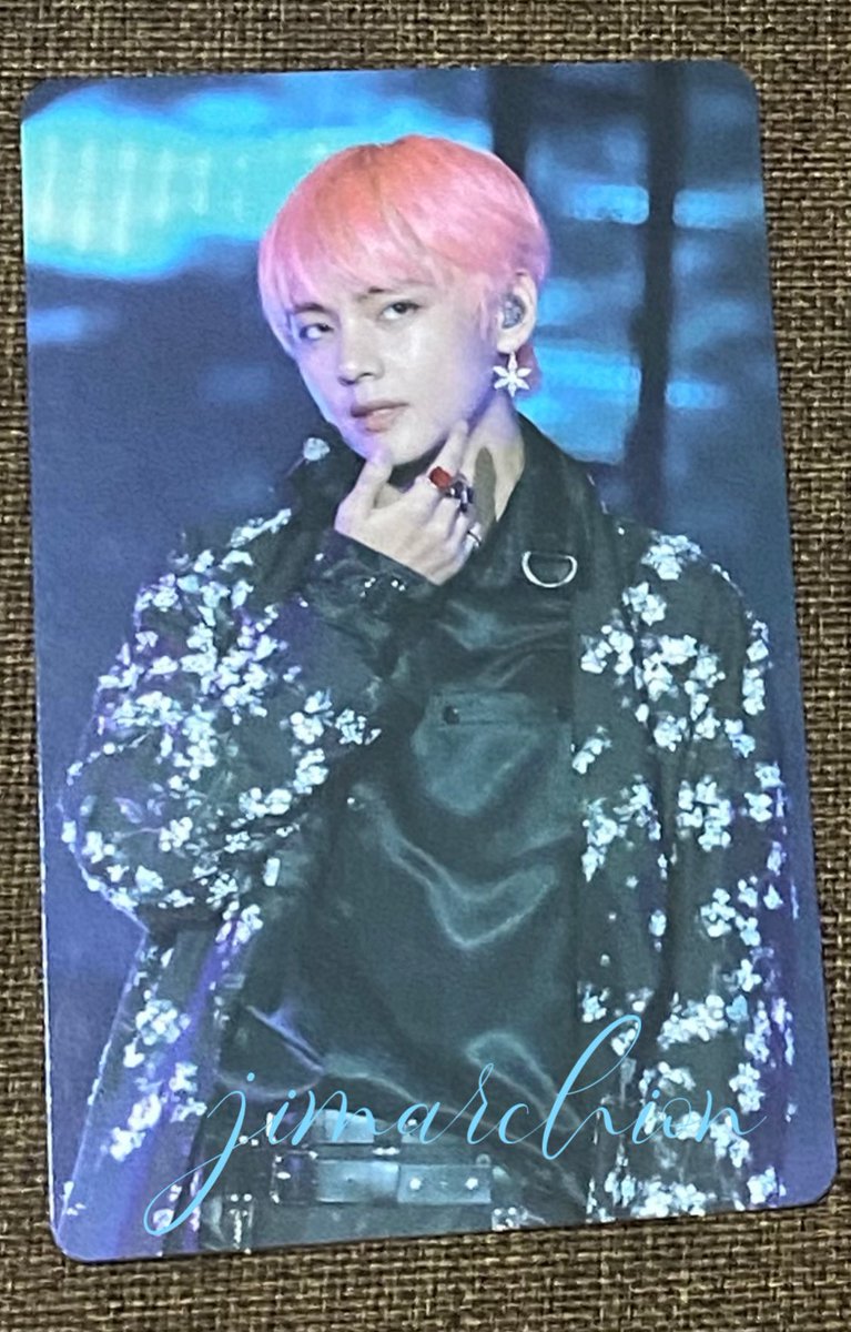 rmvhaul's tweet photo. my bns twt is shadowbanned again so i'll sell it here 

( wts • lfb • bts • ph )

taehyung ly seoul photocard

• onhand
• ₱1,800
• has 2 dents (bought it with the same condition — from mercari) 
• prio payo

dm if interested

ly seoul love yourself pc dvd taehyung tae v https://t.co/IEAHjkF5cq