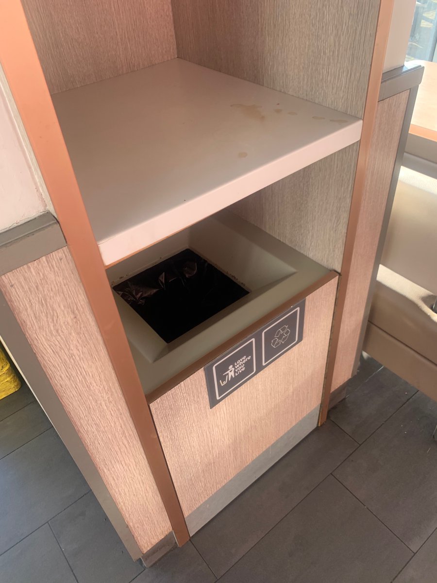 S_A_W33ZY's tweet photo. @kfc why is one of your stores that opened 10 mins ago in Carmarthen so dirty? Shocking, the floor is greasier then the chicken. https://t.co/SLxbRS19DN
