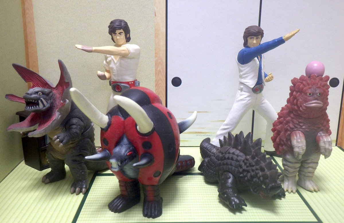 v_mx's tweet photo. 遅まきながらチャンドラーのソフビを購入。成型色暗すぎ？と思いましたが、写真写りによっては本編っぽくも見えますね。
そのうちレッドキング（現行サイズは持ってないですが）、マグラー、ピグモンと並べたいとこです #いつになるやら https://t.co/S6N3VNFmHz