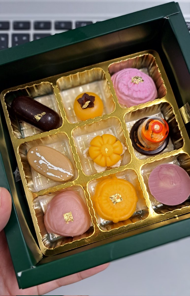 ChubbyShiro's tweet photo. เซ��ตขนมไทยร้าน #WaanThai สวยจนไม่กล้ากิน🍫🌸
1.ช็อกโกแลตเชียงใหม่ชาไทย
2.ช็อกโกแลตเชียงใหม่ลิ้นจี่กุหลาบจุฬาลงกรณ์
3.ช็อกโกแลตเชียงใหม่กาแฟเย็นวิสกี้ไทย
4.ช็อกโกแลตเชียงใหม่กระชายดำบรั่นดี
5.เสน่ห์จันทร์
6.ดาราทอง
7.ทองชมพูนุช
8.ทองเอก
9.สัมปันนี
#อร่อยไปแดก https://t.co/JhCcTyRJ4R