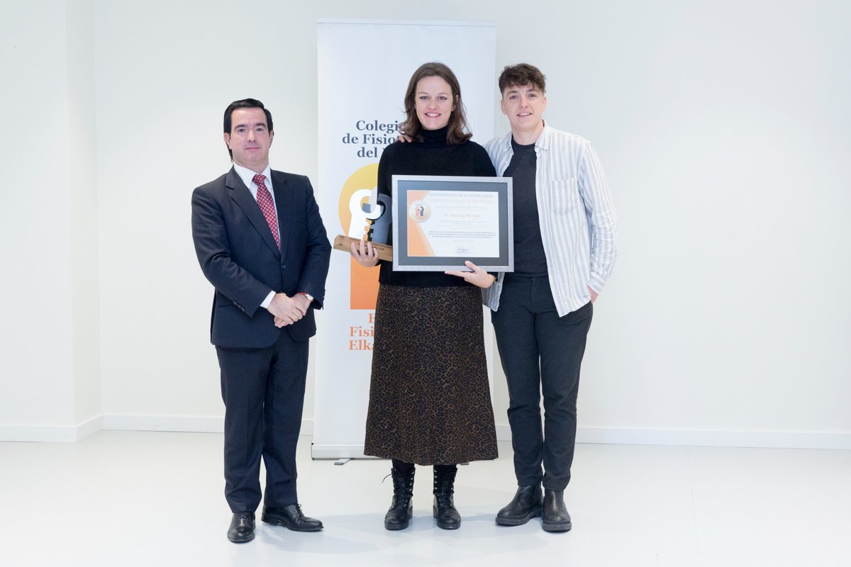cofiga's tweet photo. O @CoFiGa felicita á compañeira @analistapaz, premio de investigación do @COFPV polo traballo nacional e multicéntrico sobre valores de referencia das presións respiratorias máximas (PIMPEM) en poboación adulta e definición clínica da debilidade muscular respiratoria https://t.co/MuqlBSGFL5