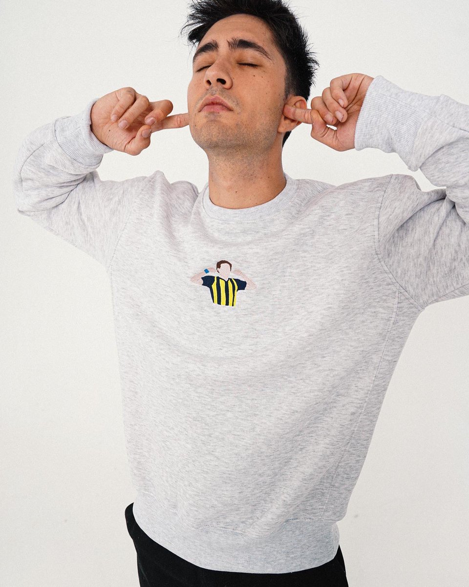 sfendonIST's tweet photo. 🟡🔵 | Ses Gelmiyor Oversize Sweatshirt. Sessiz sedasız bir uçakla, törensiz gelen Portekizli oyuncu çok kısa sürede taraftarın gönlüne taht kurdu. O tahtı perçinleyen şey ise 90+4’te Arena deplasmanında ağlara gönderdiği füze ve sonrasında yaptığı sevinç hareketi oldu. https://t.co/FDbvlKgSlB