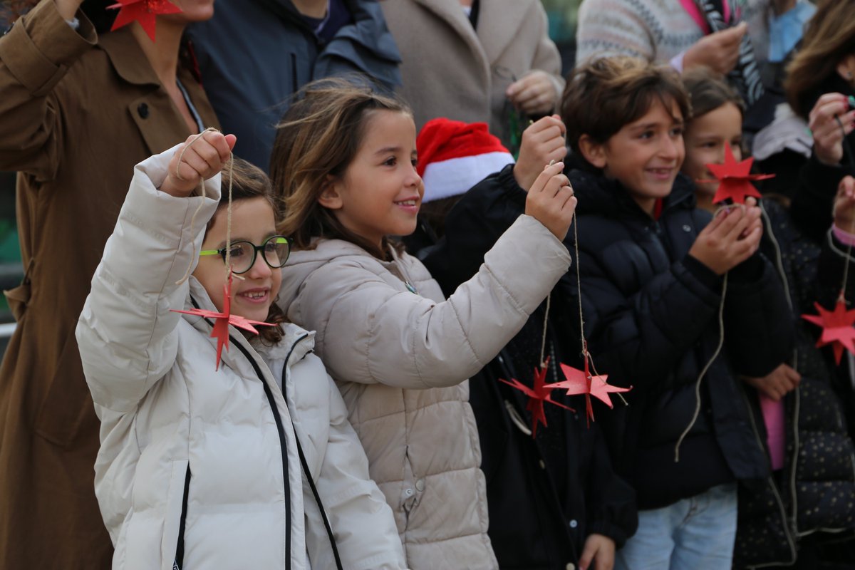 vallhebron's tweet photo. La iniciativa va néixer l'any passat, quan els companys de l'Ànnia i la Martina, pacients oncològiques de #VallHebron i alumnes de l’@EscolaFMTE, van convertir l'Hospital Infantil en la Nit Estelada, de Van Gogh: aquest Nadal s'han sumat l’@EscolaRFuster i l' @EscolaAvenc. https://t.co/ZDdPnYR2qe