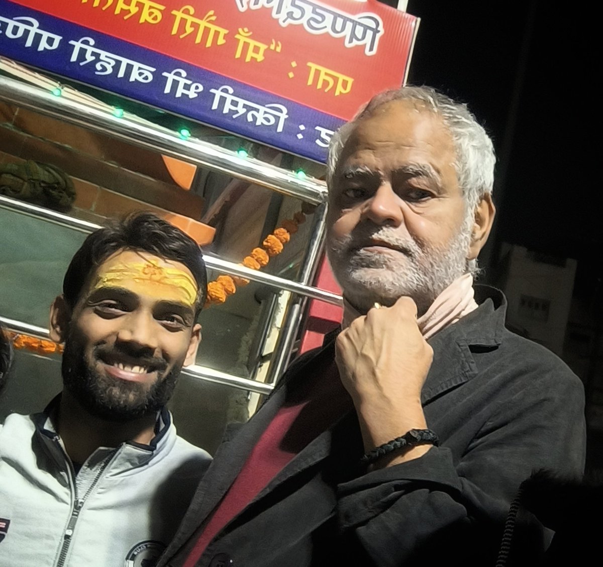 GuptaGupta25's tweet photo. Unexpected moment in ujjain with @imsanjaimishra sir 🤩😍🕺 https://t.co/DsPbivk2pW