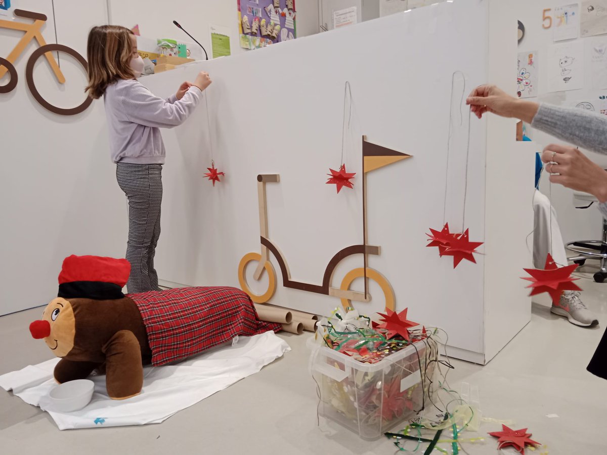 vallhebron's tweet photo. Nadal està present a #VallHebron gràcies als professionals, famílies, voluntaris i associacions que ho fan possible. Les decoracions dels alumnes de la @FCollserola dibuixaran un somriure en altres infants que estan ingressats a l'Hospital Infantil. 👇

https://t.co/z5qQlstF3M https://t.co/J9mlKsHk2r