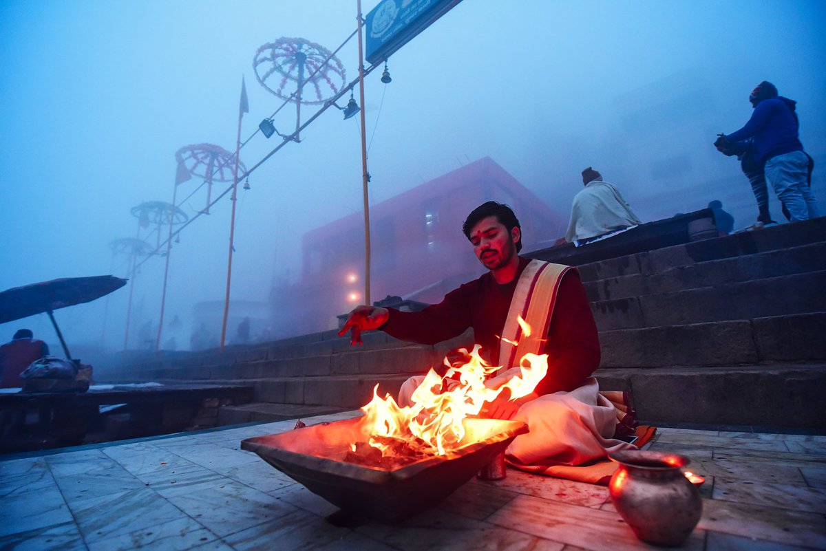 Deckle_Edge's tweet photo. GM. Missing the winter magic along the Ghats of Varanasi. 😔❤️🙏 https://t.co/9RRei9GYOL