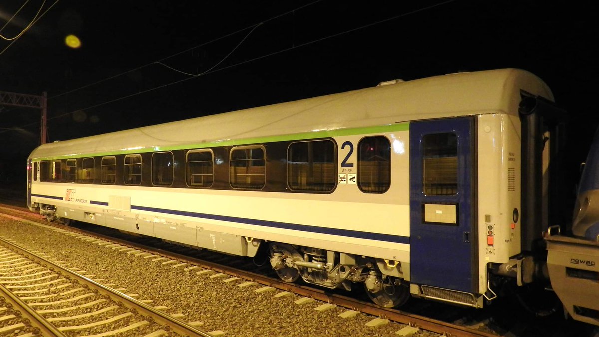 bazawagonow's tweet photo. Zmodernizowany wagon #174A (ex. 111Ah, 50 51 20-78 718-7) z nowej puli modernizacji 90 wagonów wrócił do Poznania, po przeprowadzeniu prób na torze doświadczalnym.

Fot. Aleksander Kędzierski https://t.co/VxZTDZzuvL