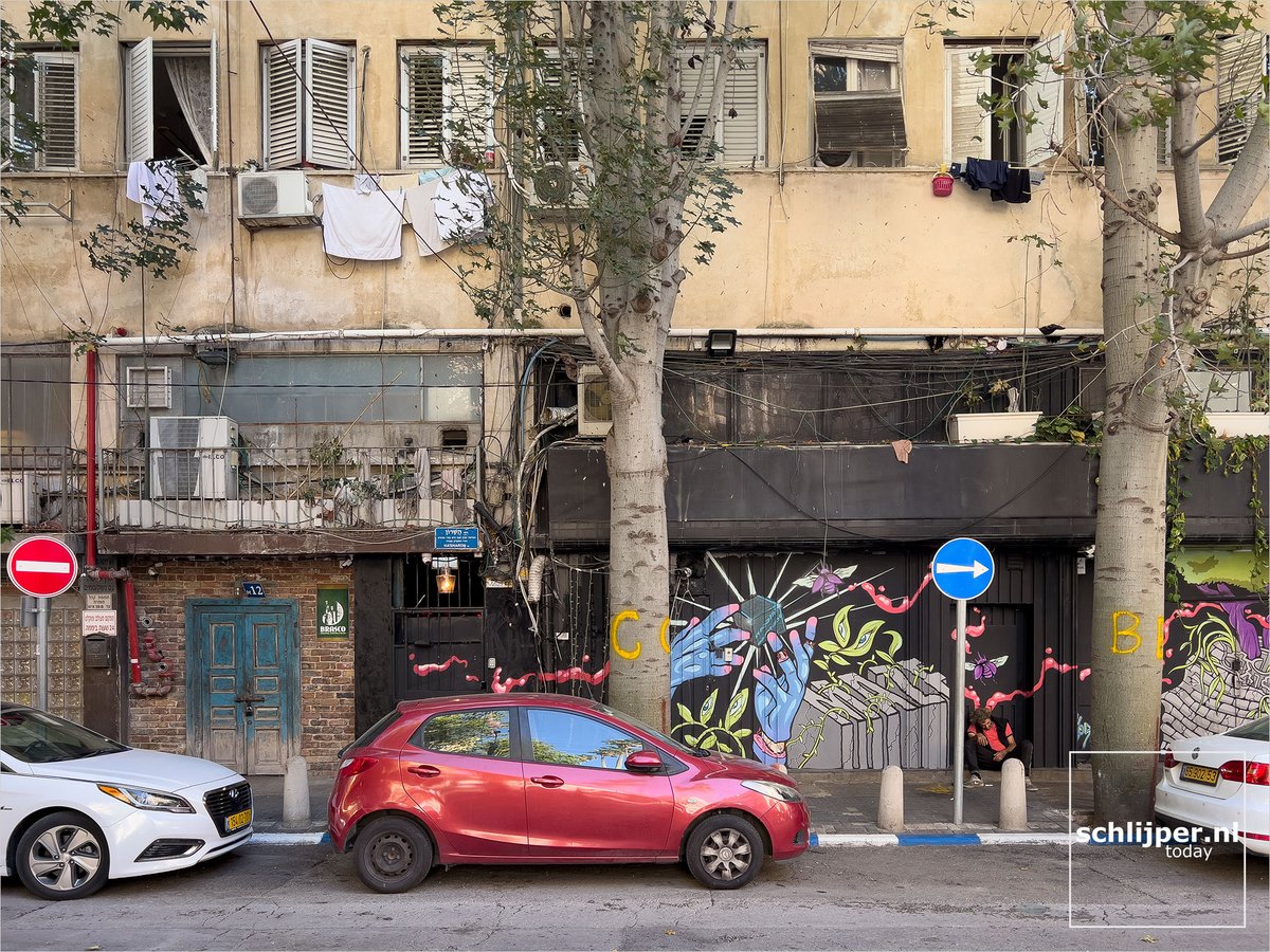 schlijperisrael's tweet photo. A wonderful street this could be: #HaSharon. Just imagine it with reduced car parking, with widened sidewalks and a very reduced road surface. Replace asphalt by cobble stone and it would be a #streetsforpeople street.
18 12 2022 10:46 #TelAviv #NeveShaanan https://t.co/Mkinfr0BTd