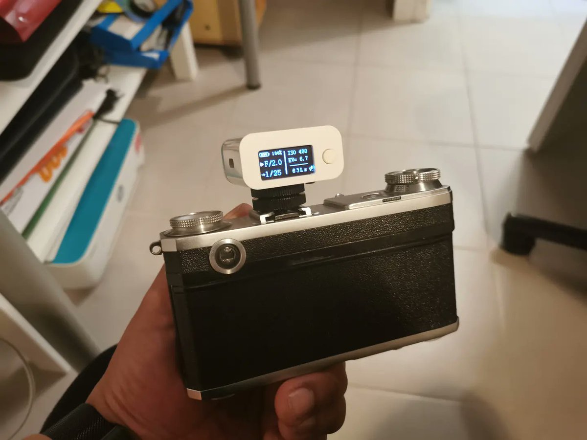 falyfamalagasy's tweet photo. J'ai hate de charger une pelloche dans mon Kiev 2 de 1955, mais trouve-t-on encore des 12 poses ?
24 ou 36 c'est trop long 😉
#PhotographieArgentique
#FilmCamera
#AnalogCamera
#KievCamera
#FilmIsNotDead https://t.co/DvI3LsIMVK
