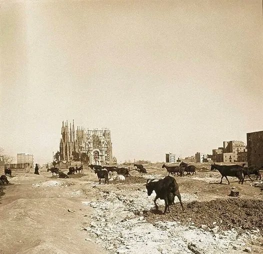 UtterlyInterest's tweet photo. Barcelona, Spain In 1906. Sagrada Familia basilica in an early stages of construction . https://t.co/3Q5ejmgbX9