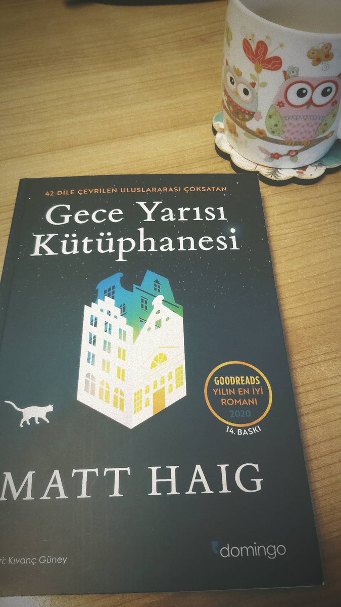 "Yaşamla ölüm arasında bir kütüphane var" dedi. Her kitap yaşamış olabileceğin başka bir hayatı yaşama şansınu sunar sana. Farklı seçimler yapmış olsan, şu an nasıl bir hayatın olacağını görürsün...Pişmanlıklarını telafi etme şansın olsaydı,bazı konularda farklı davranır mıydın?