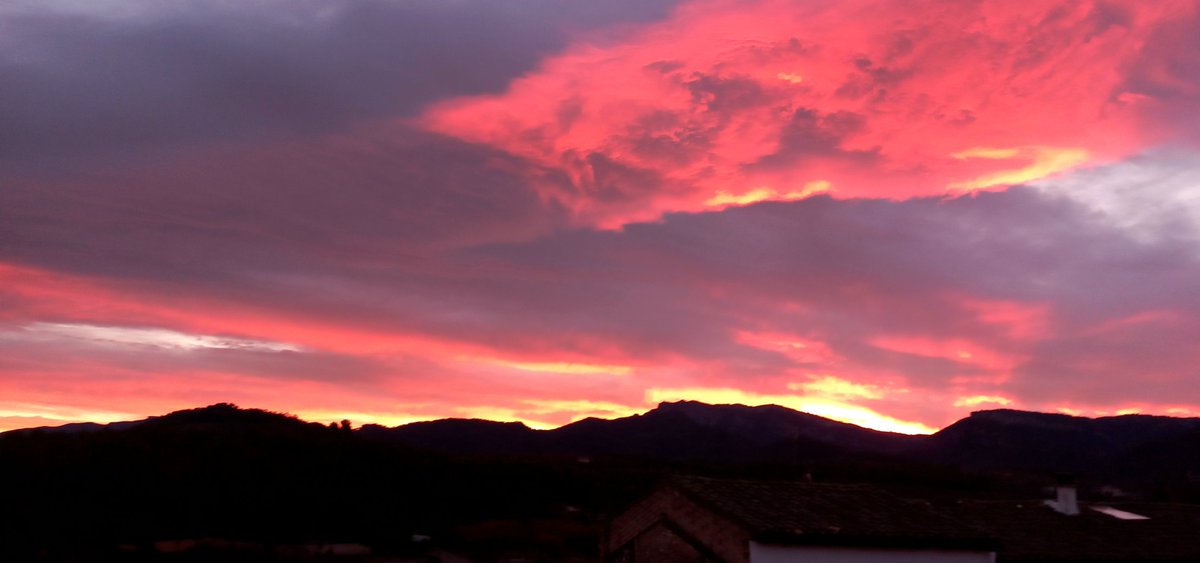emmab212's tweet photo. Cielo rojo para recibir el invierno #21diciembre2022 #invierno #hivern #primaveraiscoming 🥂💕 https://t.co/tBHkktqccc