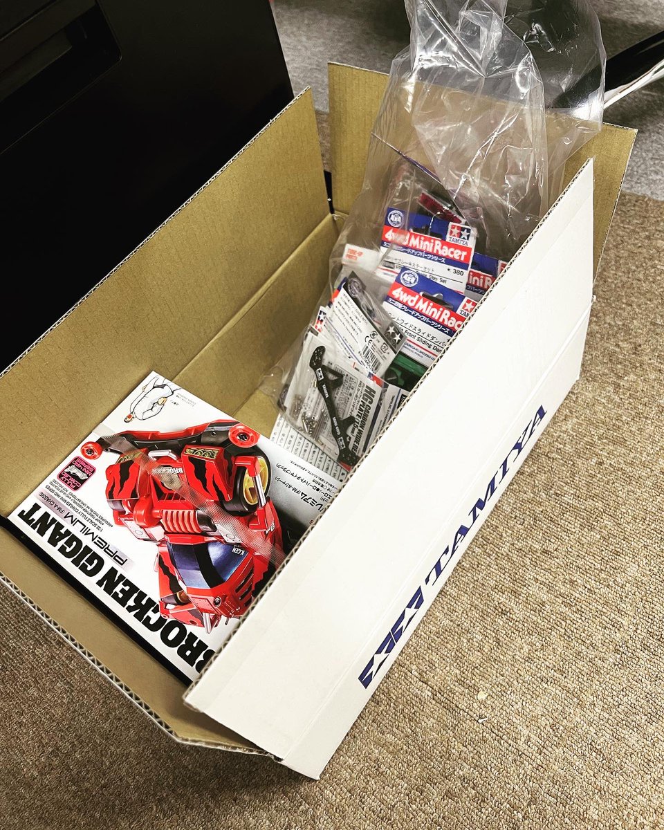 NittoWorks's tweet photo. 甥っ子がクリスマスにミニ四駆買った！！
スイッチ入って自分も復活！！
25年前の夢だった大人買いを遂行！！
復帰は敬意を表してTAMIYA公式から購入！！

レツゴ世代スーパーTZ以降の知識が全くないけど色々楽しんでみます！！
近藤ゲン！！

#ミニ四駆
#tamiya https://t.co/MjUeM2UyZK