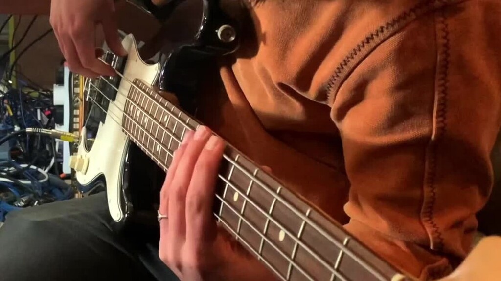 SuperSonicGear's tweet photo. P(2) Bass.

Fender Precision &amp; Soundgas Type 636P2.

#Soundgas #supersonicgear  #recording #recordingstudio #dub #reggae #techno #electronica #producerlife #soundtrack #sounddesign #mixingengineer #mixengineer #grampian #fenderprecision #type636 #Type636… https://t.co/CclyJ2aPha https://t.co/o0KxehfRe1