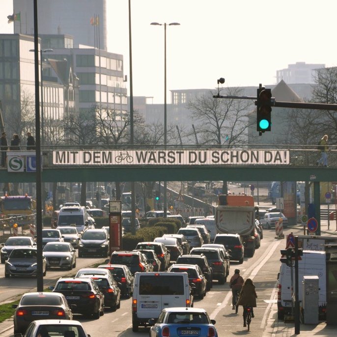Beste Kampagne in Hamburg. Neben mehr und sicheren Radwegen braucht es genau das. In Malmö gab es auch mal eine Kampagne mit dem Slogan: „No ridiculous car trip“, sofort begann die Anzahl der Autofahrten zu sinken. Neben Infrastruktur müssen wir auch mehr Bewusstsein schaffen.