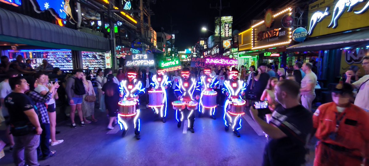 ilovejungceylon's tweet photo. Last day of LED Drumline show🔥🔥
Pump up your heart with LED percussion at Jungceylon 4 pm, and Bangla Rd. 6.45 pm.

Don't miss ❌❌

#leddrums 
#WelcomeBacktoJungceylon 
#Jungceylon #Patong #Phuket
#จังซีลอน #ป่าตอง #ภูเก็ต https://t.co/XqFJFOAacm