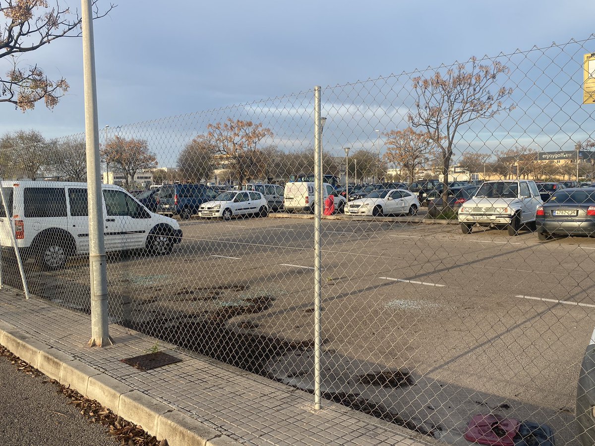 AsimaPoligonos's tweet photo. Hoy 🚧🚧
Mucho espacio vacío aún en el depósito municipal de vehículos abandonados en #SonOms de @ajuntpalma
🚗🚗🚗🚗🚗🚗Caben muchos de los coches abandonados en nuestros polígonos https://t.co/mGL5v8cyrE