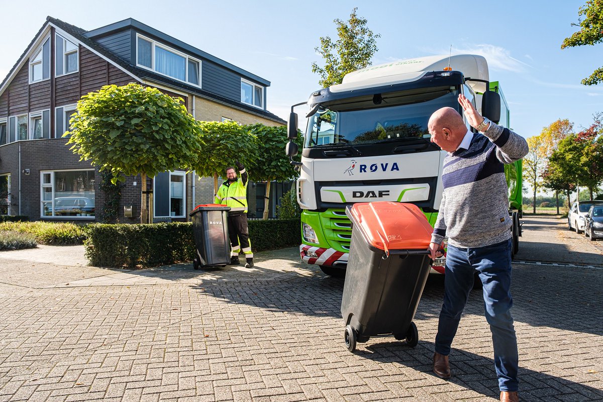 ROVA's tweet photo. Op de tweede kerstdag worden geen afval en grondstoffen ingezameld. De containers worden op een andere dag geleegd. Klik hier en kijk wanneer in uw gemeente deze dagen worden ingehaald: https://t.co/K0n0BTupaw https://t.co/Kjkdjr09IQ