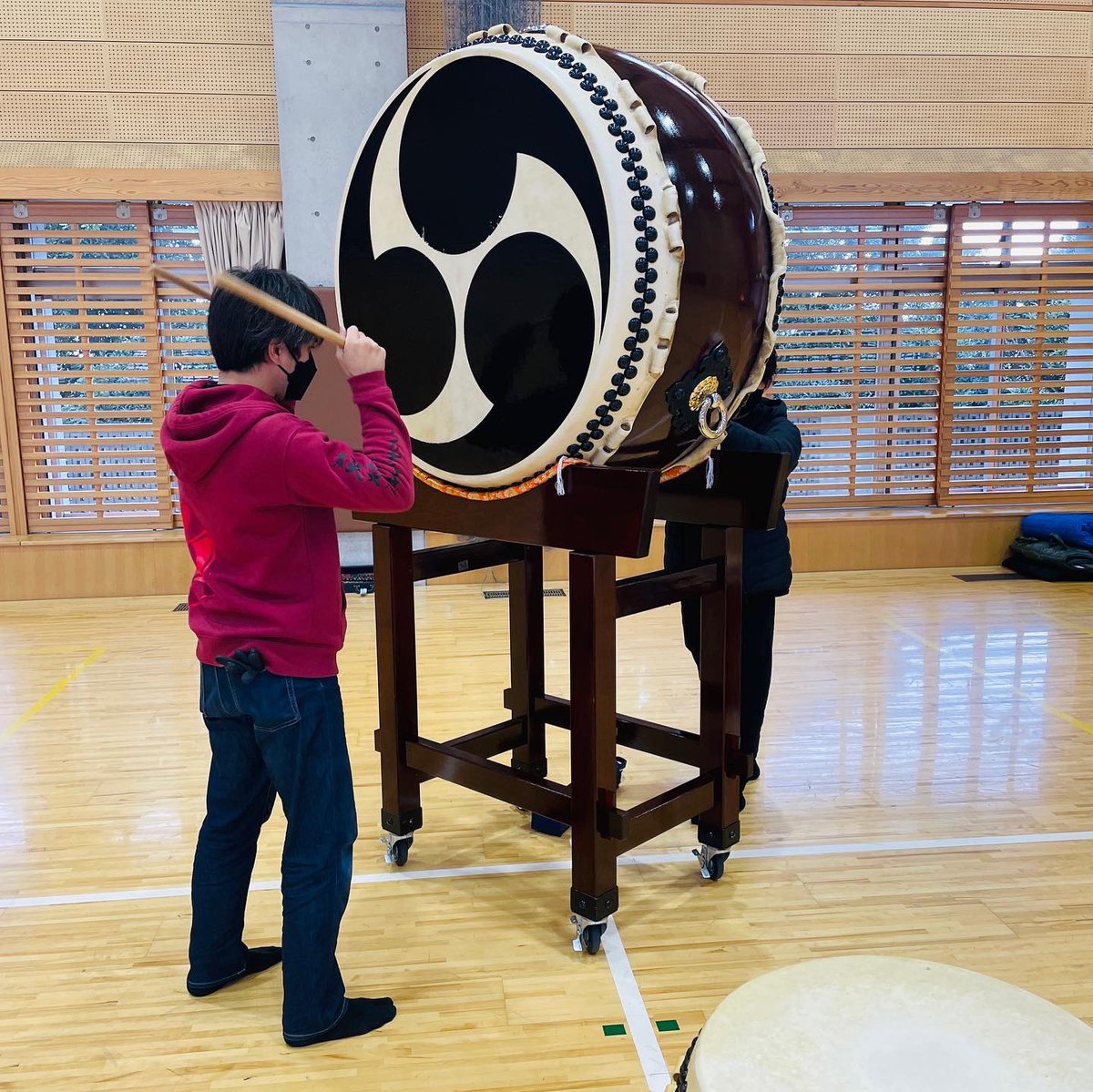 今日は朝から千葉県館山市にて和太鼓の楽しさを伝えに行ってきました！最初は緊張感漂う5・6年生のみんなでしたが、最後はしっかり温まって最後まで曲を完成する事ができました🥹また会えるといいな！ありがとうございました✨
さぁさぁ！太鼓笑人めでたい忠義臣説話のチケットはもうゲットした？