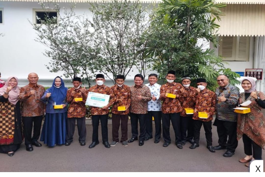 chaterine_lie27's tweet photo. PT Bank Syariah Indonesia (BSI) Tbk berkomitmen meningkatkan akses permodalan bagi Usaha Mikro Kecil dan Menengah agar bisa naik kelas, salah satunya melalui akselerasi penyaluran KUR Klaster ke berbagai sektor usaha

#KURBersamaBSI https://t.co/b0HavZmwRA